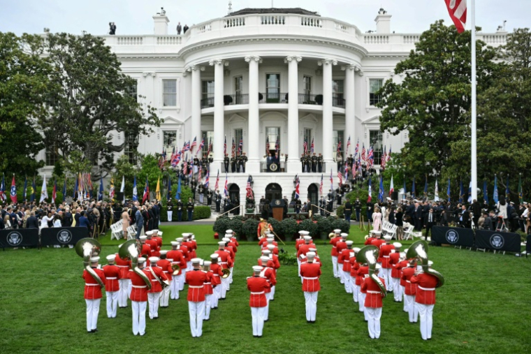 Le président américain Donald Trump, la Première dame Melania Trump, le roi Charles III et la reine Camilla de Grande-Bretagne assistent à une cérémonie d'accueil sur la pelouse sud de la Maison Blanche à Washington, le 28 avril 2026 ( AFP / Mandel NGAN )