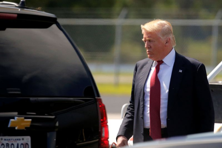 Trump arrive à bord de son avion pour un meeting de campagne à Fort Myers, Floride