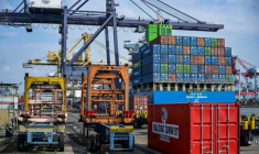 Conteneurs sur le terminal portuaire international des conteneurs de Jakarta le 7 juillet 2025 ( AFP / Bay ISMOYO )