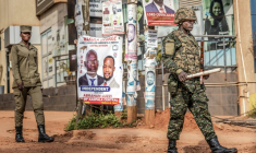 La police et l'armée ougandaises patrouillent dans les rues au surlendemain des élections présidentielle et législatives, le 17 janvier 2026 à Kampala ( AFP / Luis TATO )