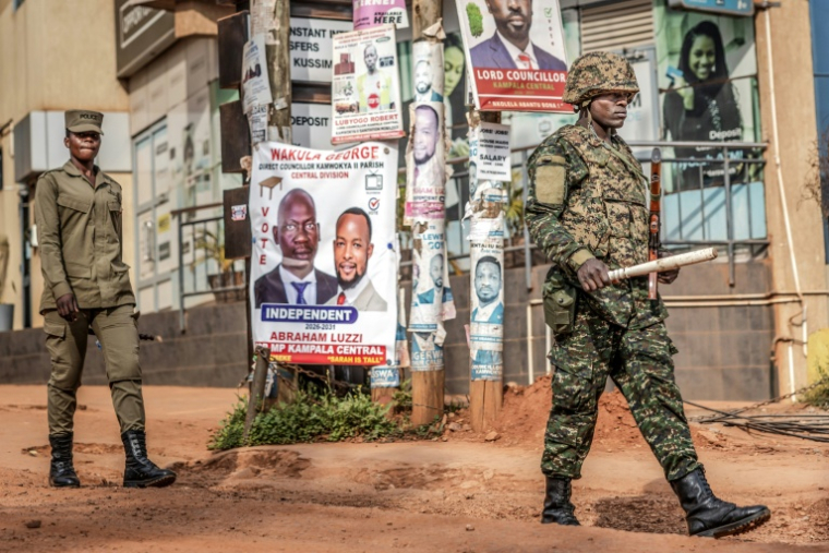 La police et l'armée ougandaises patrouillent dans les rues au surlendemain des élections présidentielle et législatives, le 17 janvier 2026 à Kampala ( AFP / Luis TATO )