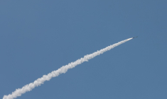 Un missile du système israélien "Dôme de fer" traverse le ciel pour intercepter des projectiles entrants, vu depuis une position dans la région de la Haute-Galilée, dans le nord d'Israël, le 8 juin 2026 ( AFP / Jalaa MAREY )