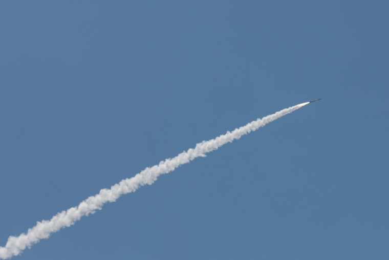 Un missile du système israélien "Dôme de fer" traverse le ciel pour intercepter des projectiles entrants, vu depuis une position dans la région de la Haute-Galilée, dans le nord d'Israël, le 8 juin 2026 ( AFP / Jalaa MAREY )