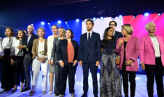 Le secrétaire général de Renaissance, Gabriel Attal, au centre, lors du meeting de rentrée du parti à Arras, dans le Pas-de-Calais, le 21 septembre 2025 ( AFP / FRANCOIS NASCIMBENI )