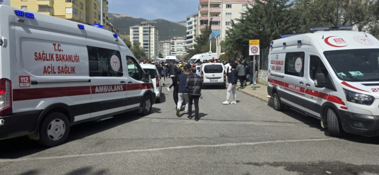 Photo diffusée le 15 avril 2026 par l'agence de presse turque DHA (Demiroren News Agency) montrant ambulances à Kahramanmaraş, dans le sud de la Turquie, après des tirs dans une école ( DHA (Demiroren News Agency) / HANDOUT )