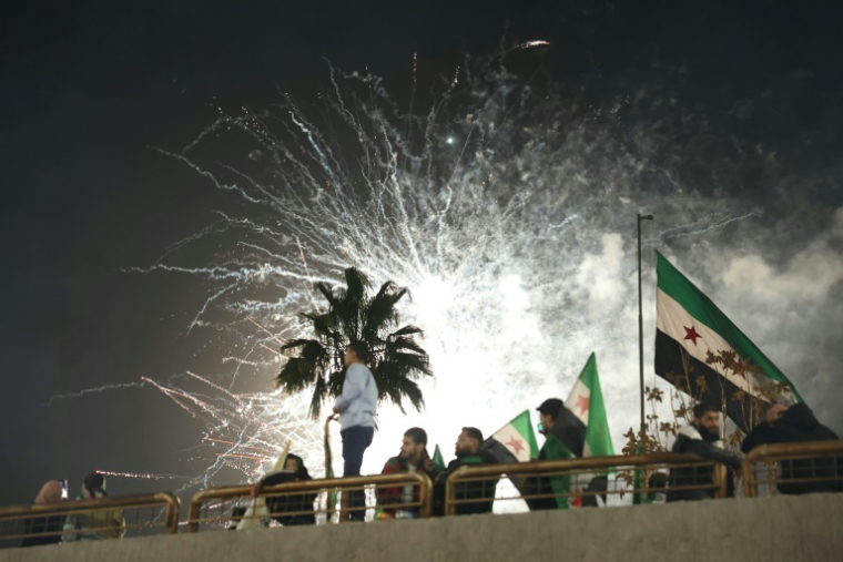 Des feux d'artifice pour célébrer le premier anniversaire de la chute de l'ancien président Bachar al-Assad à Damas, dans la nuit du 7 au 8 décembre 2025 ( AFP / OMAR HAJ KADOUR )