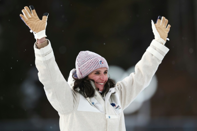 La médaillée d'or française Julia Simon pose sur le podium de l'épreuve individuelle féminine de biathlon 15 km lors des JO de Milan Cortina, le 11 février 2026 à Anterselva (Italie) ( AFP / FRANCK FIFE )