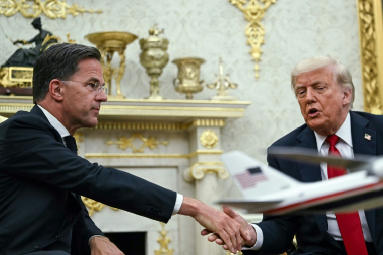 Mark Rutte, à gauche, Donald Trump, à droite, à la Maison Blanche, le 14 juillet 2025 ( AFP / ANDREW CABALLERO-REYNOLDS )