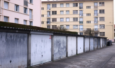 Vue du garage où deux femmes dont une magistrate ont été séquestrées, à Bourg-lès-Valence (Drôme) le 6 février 2026 ( AFP / Alex MARTIN )