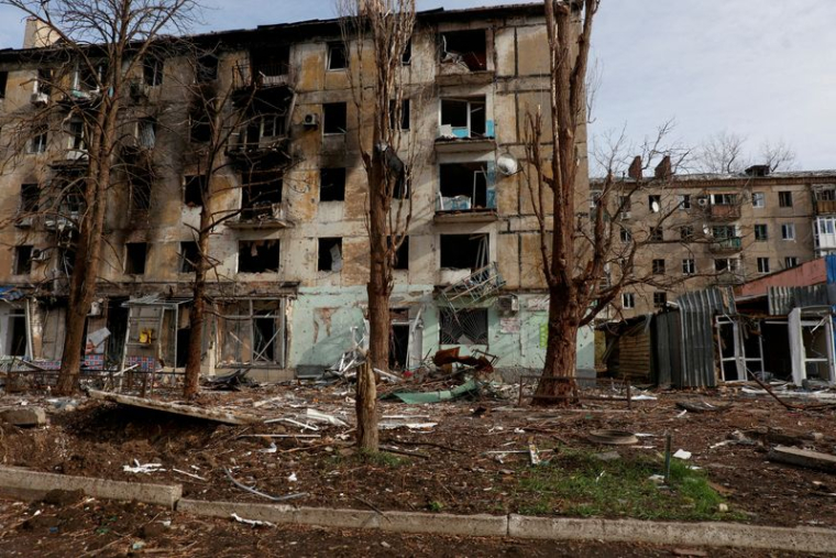 Vue de bâtiments résidentiels lourdement endommagés par des frappes militaires russes permanentes dans la ville d'Avdiivka, sur la ligne de front
