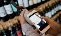 Grâce à ces applications, un sommelier vous accompagne en rayon pour vous aider à choisir le meilleur vin crédit photo : Getty images