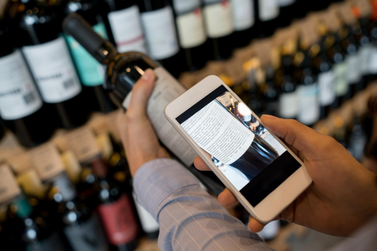 Grâce à ces applications, un sommelier vous accompagne en rayon pour vous aider à choisir le meilleur vin crédit photo : Getty images