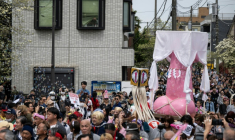 Un faux pénis géant lors du festival de la fertilité à Kawasaki, en périphérie de Tokyo le 5 avril 2026 ( AFP / Andrew CABALLERO-REYNOLDS )