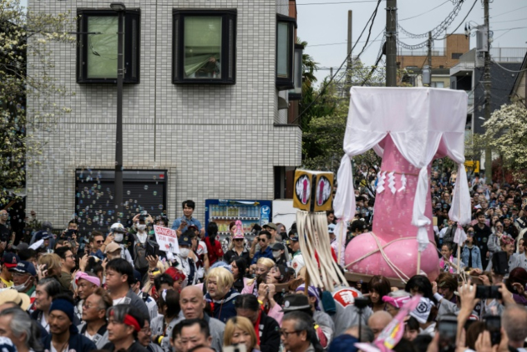 Un faux pénis géant lors du festival de la fertilité à Kawasaki, en périphérie de Tokyo le 5 avril 2026 ( AFP / Andrew CABALLERO-REYNOLDS )