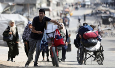 Les Palestiniens déplacés se fraient un chemin alors qu'ils fuient les zones du nord de la bande de Gaza, en pleine conflit entre Israël et le Hamas, à Gaza City