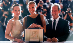 CANNES: JULIA DUCOURNAU REMPORTE LA PALME D'OR POUR LE FILM CHOC FRANÇAIS "TITANE"