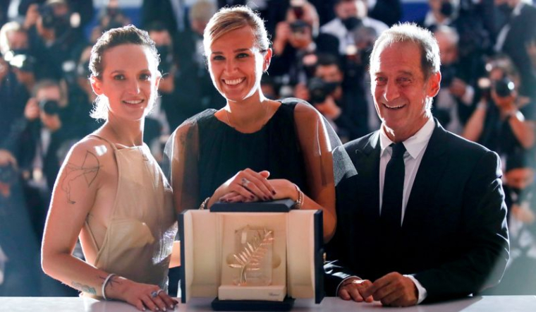 CANNES: JULIA DUCOURNAU REMPORTE LA PALME D'OR POUR LE FILM CHOC FRANÇAIS "TITANE"
