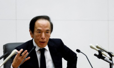Le gouverneur de la Banque du Japon (BOJ) Kazuo Ueda s'exprime lors d'une conférence de presse après la réunion de politique monétaire de la banque centrale au siège de la BOJ à Tokyo