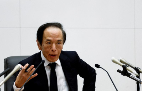 Le gouverneur de la Banque du Japon (BOJ) Kazuo Ueda s'exprime lors d'une conférence de presse après la réunion de politique monétaire de la banque centrale au siège de la BOJ à Tokyo