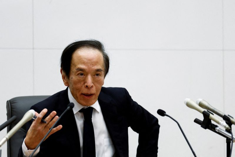 Le gouverneur de la Banque du Japon (BOJ) Kazuo Ueda s'exprime lors d'une conférence de presse après la réunion de politique monétaire de la banque centrale au siège de la BOJ à Tokyo