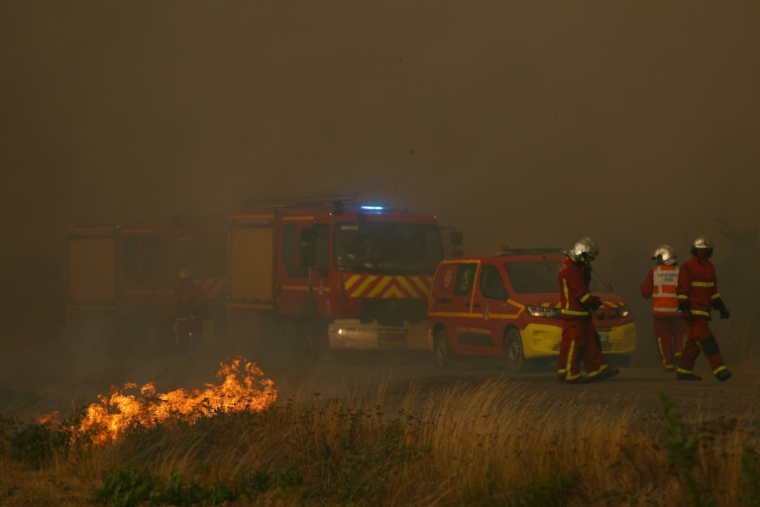 Des sapeurs-pompiers de la Brigade de sapeurs-pompiers de Paris (BSPP) s'emploient à éteindre un incendie à Marcheprime en Gironde, le 26 juillet 2026 ( AFP / Alain JOCARD )