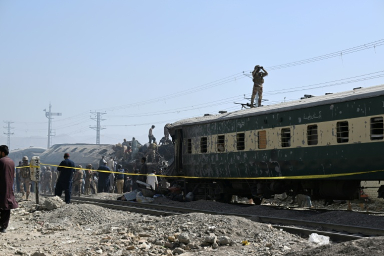 Des membres de services de sécurité pakistanais sur les lieux d'une attaque à l'explosif contre un train dans la province instable du Baloutchistan, dans le sud-ouest du Pakistan, le 24 mai 2026 à Quetta ( AFP / Banaras KHAN )
