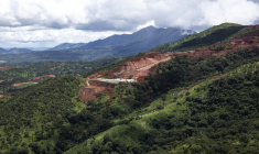 Vue aérienne de la mine de SimFer, dans la chaîne de montagne de Simandou en Guinée, le 2 septembre 2025 ( AFP / PATRICK MEINHARDT )