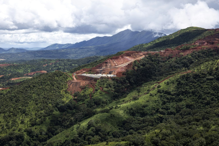 Vue aérienne de la mine de SimFer, dans la chaîne de montagne de Simandou en Guinée, le 2 septembre 2025 ( AFP / PATRICK MEINHARDT )
