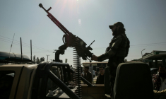 Un combattant taliban aux commandes d'une mitrailleuse à bord d'un pickup à Jalalabad, en Afghanistan, le 28 février 2026 ( AFP / - )