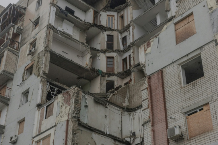 Un immeuble endommagé par des attaques aériennes, le 30 octobre 2026 à Kherson, dans le sud de l'Ukraine  ( AFP / Roman PILIPEY )