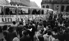 Des femmes devant un bus qui les a ramenées d'Amsterdam, où elles sont allées avorter, lors d'une manifestation réclamant plus d'informations sur la contraception et le droit à l'avortement en France, à l'appel du MLAC (Mouvement pour la libération de l'avortement et de la contraception), le 22 mars 1974 à Paris  ( AFP / - )