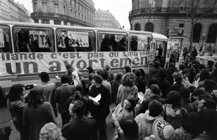 Des femmes devant un bus qui les a ramenées d'Amsterdam, où elles sont allées avorter, lors d'une manifestation réclamant plus d'informations sur la contraception et le droit à l'avortement en France, à l'appel du MLAC (Mouvement pour la libération de l'avortement et de la contraception), le 22 mars 1974 à Paris  ( AFP / - )