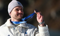 Le biathlète français Emilien Jacquelin, médaillé de bronze en poursuite aux JO de Milan Cortina, le 15 février 2026 à Anterselva ( AFP / FRANCK FIFE )