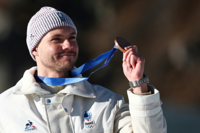 Le biathlète français Emilien Jacquelin, médaillé de bronze en poursuite aux JO de Milan Cortina, le 15 février 2026 à Anterselva ( AFP / FRANCK FIFE )