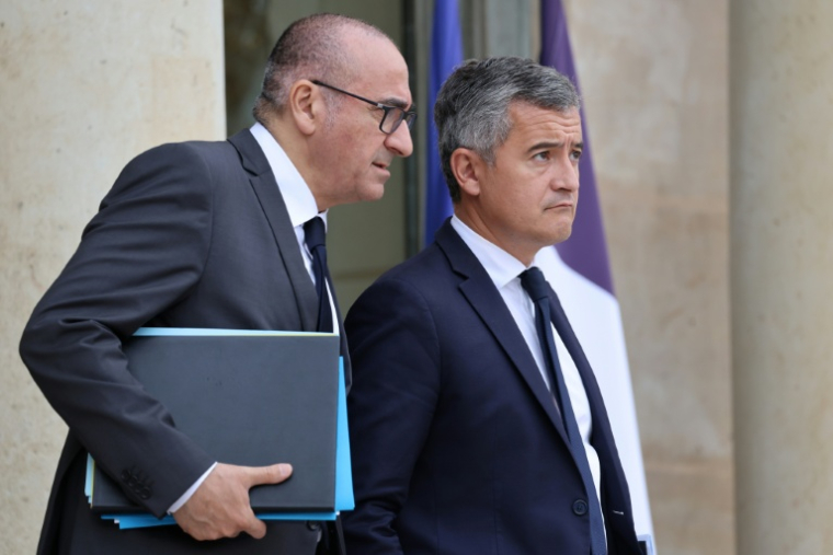 Le ministre de la Justice Gérald Darmanin (d) et le ministre de l'Intérieur Laurent Nuñez à la sortie du Conseil des ministres à l'Elysée, le 10 juin 2026 à Paris ( AFP / Ludovic MARIN )
