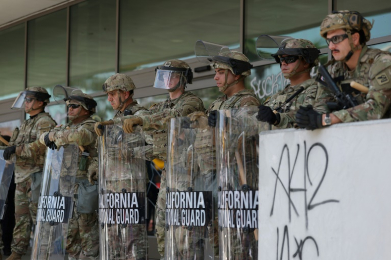 Des membres de la Garde nationale protègent un bâtiment fédéral à Los Angeles, le 9 juin 2025 ( AFP / Patrick T. Fallon )