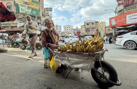 Un vendeur de rue yéménite vend des bananes depuis une brouette sur un marché local de Taëz, ville du sud-ouest du Yémen, le 8 octobre 2026 ( AFP / - )