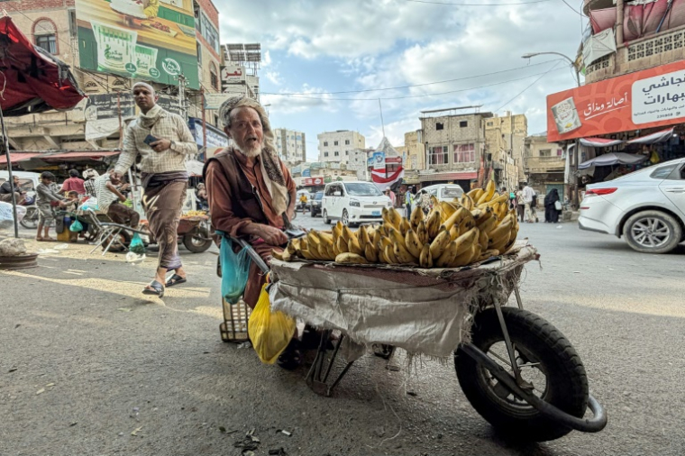 Un vendeur de rue yéménite vend des bananes depuis une brouette sur un marché local de Taëz, ville du sud-ouest du Yémen, le 8 octobre 2026 ( AFP / - )