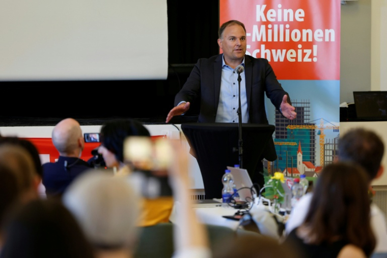 Le président de l'Union démocratique du centre (UDC), Marcel Dettling, fait une déclaration après le résultat du vote sur une proposition anti-immigration visant à plafonner la population du pays, le 14 juin 2026 à Aarberg, en Suisse ( AFP / STEFAN WERMUTH )