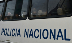 Des pêcheurs interpellés sont transportés dans un bus de la police nationale vers l'Unité de surveillance communautaire (UVC) depuis le port de Manta, en Équateur, le 4 septembre 2026 ( AFP / ARIEL OCHOA )