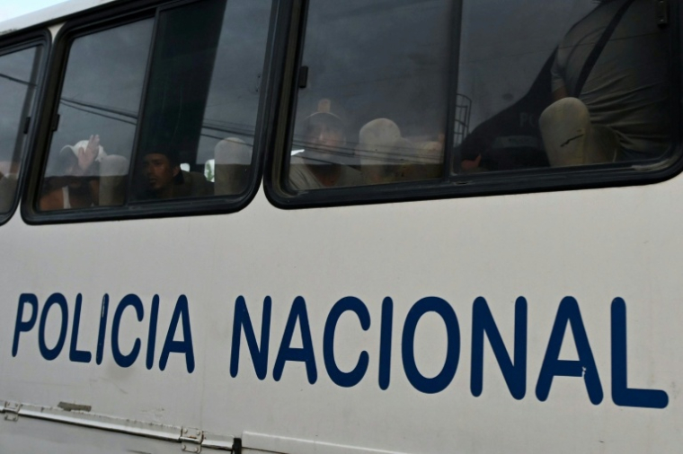 Des pêcheurs interpellés sont transportés à bord d'un bus de la police nationale vers l'Unité de surveillance communautaire (UVC) depuis le port de Manta, en Équateur, le 4 septembre 2026 ( AFP / ARIEL OCHOA )