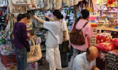 Des personnes font des achats dans le bâtiment commercial Fuyoumen à Shanghai, en Chine