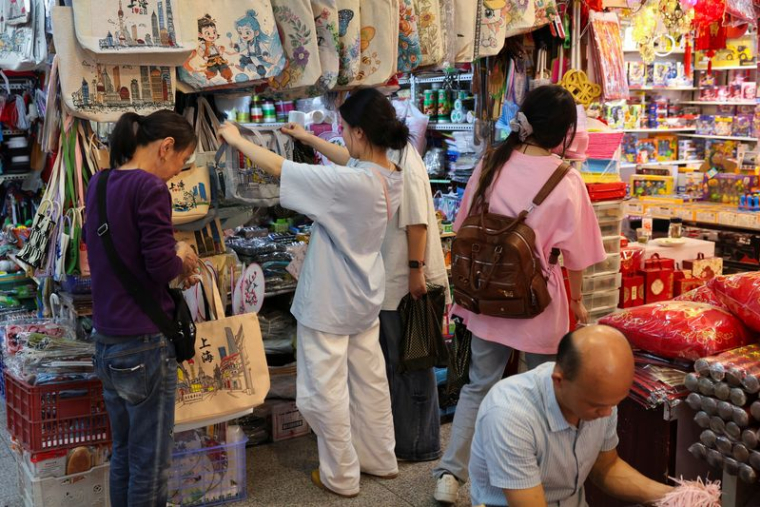 Des personnes font des achats dans le bâtiment commercial Fuyoumen à Shanghai, en Chine