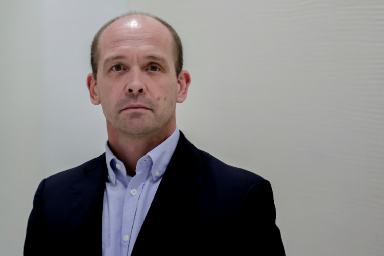 Le skipper Kevin Escoffier, à son arrivée au tribunal correctionnel de Paris, le 24 mars 2025, où il poursuit pour diffamation l'hebdomadaire satirique "Le Canard enchaîné" ( AFP / STEPHANE DE SAKUTIN )