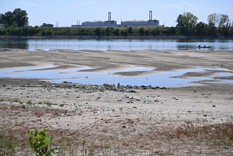 La centrale nucléaire hongroise de Paks, située à une centaine de kilomètres au sud de Budapest, le 31 juillet 2026  ( AFP / Attila KISBENEDEK )