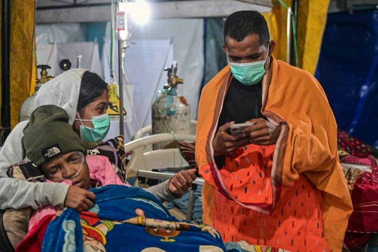 Des patients sont traités dans une tente médicale à l'hôpital de Ruteng en Indonésie, le 15 août 2026, à la suite d'un tremblement de terre de magnitude 7,7 ( AFP / JUNI KRISWANTO )