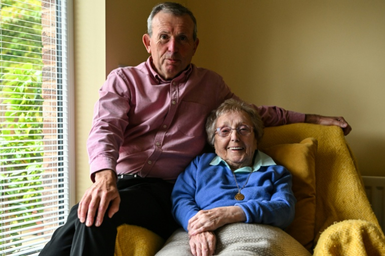 Carmen Cid, survivante des "enfants de la guerre", et son fils Luis Eckersley (g), lors d'un entretien avec l'AFP à son domicile de Carlisle, le 4 juin 2026 en Angleterre ( AFP / Andy BUCHANAN )