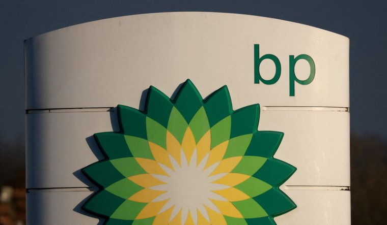Un panneau est visible à l'extérieur d'une station-service BP à Liverpool