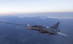 Un avion de chasse Rafale de l'armée de l'air française s'approche en vol de la perche d'un avion ravitailleur militaire A330 MRTT Phenix lors de l'exercice "Poker" au-dessus de la France, le 17 mars 2026 ( AFP / Alain JOCARD )