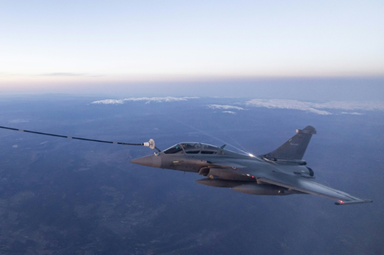 Un avion de chasse Rafale de l'armée de l'air française s'approche en vol de la perche d'un avion ravitailleur militaire A330 MRTT Phenix lors de l'exercice "Poker" au-dessus de la France, le 17 mars 2026 ( AFP / Alain JOCARD )